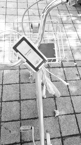 車(chē)把中間有手機(jī)充電支架，下方連接著3根充電線(xiàn)。