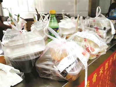 一餐館的“飯口”時(shí)段，等待“出發(fā)”的外賣擺滿案臺(tái)