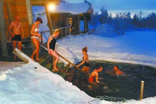 奇葩！芬蘭人蒸完桑拿跳冰湖