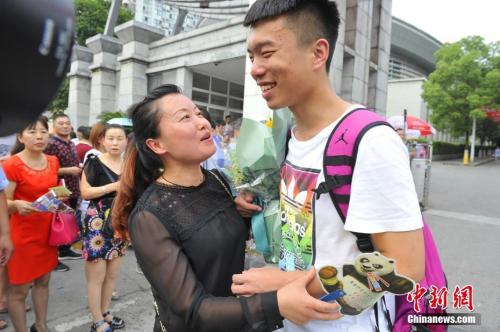 資料圖：家長給考生送上鮮花。王康明 攝