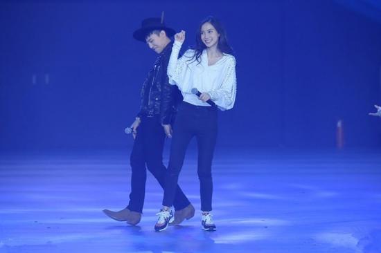 偶像面前，baby變羞澀少女