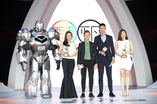 Klasse14腕表首席設計師 Mario Noblie以及超模蔚方卿為王鷗、江疏影頒發(fā)時尚突破藝人獎項