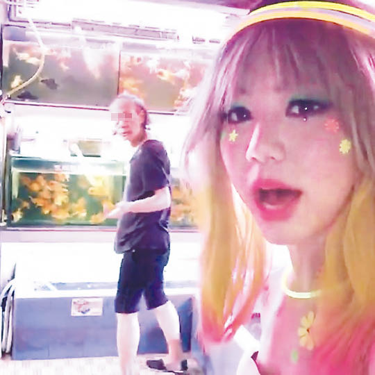 鄧紫棋穿熒光裝，嚇尿路人