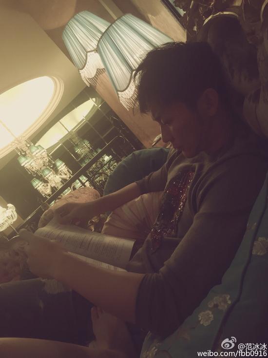 李晨燈下認(rèn)真看書 范冰冰素顏?zhàn)耘拇钅_ 李晨燈下認(rèn)真看書 范冰冰素顏?zhàn)耘拇钅_