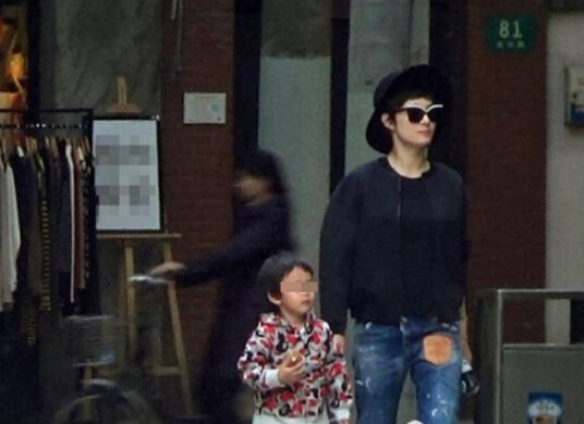 等等正面照曝光。