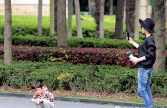 孫儷不時拿出手機替等等拍照。