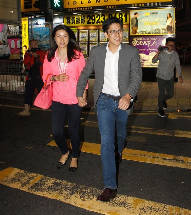 慶祝結(jié)婚四周年時，郭晶晶已有孕味