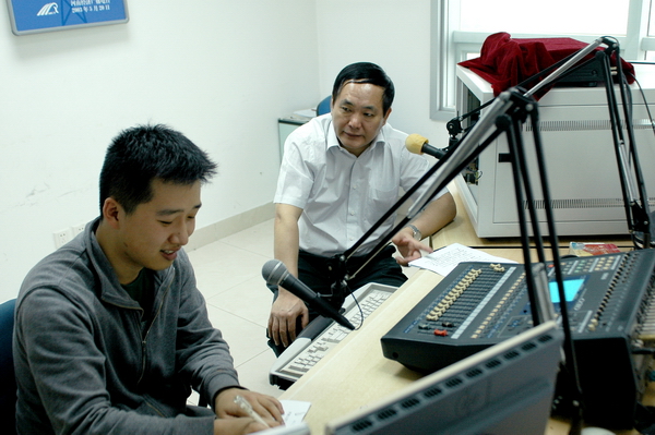 河南省政府安委會副主任、省安全生產(chǎn)監(jiān)督管理局黨組書記、局長張國輝做客《安全河南》直播室