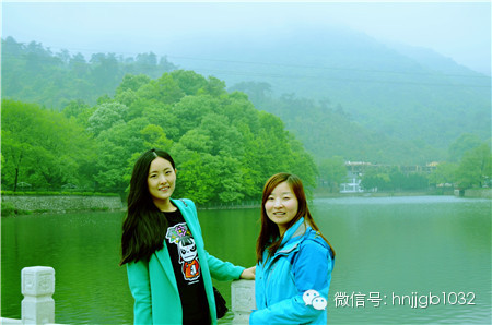 奧斯卡汽車影城的美女和這個風(fēng)景融入的真好啊，有木有？！