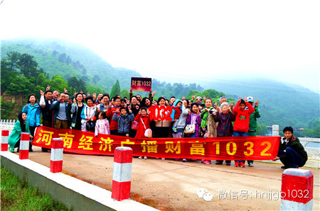 這么美的地方，我們合影留念，看大家多開心！