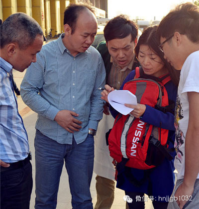 五點五十左右，聽眾們陸陸續(xù)續(xù)到達鄭州捷和汽車，首先要做的第一件事就是找我們的工作人員要車標