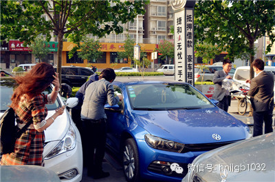 當然，小編認為最高境界是這位美女，這張照片應(yīng)該取名為論美女的自我修養(yǎng)。