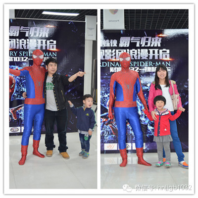 貼完車標回到大廳，一位蜘蛛俠模樣的男子瞬間吸引大家的眼球