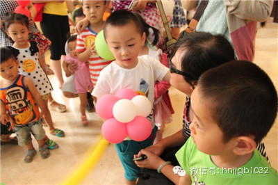 拿到氣球玩具的小朋友，瞬間成了焦點，周圍的小朋友都想和你做朋友，你知道嗎？