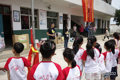 財(cái)富1032主播鄧語(yǔ)、張哲主持了捐助儀式