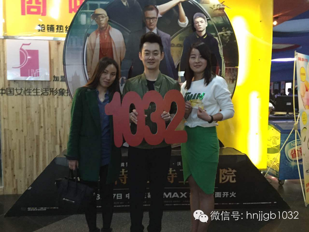 傳說中的Johnny終于現(xiàn)身啦！還是美女魅力大哦。帥哥美女好養(yǎng)眼，小編忍不住要多看幾眼呢。