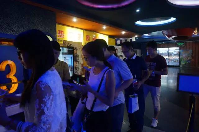 電影馬上開始，排隊(duì)入場嘍