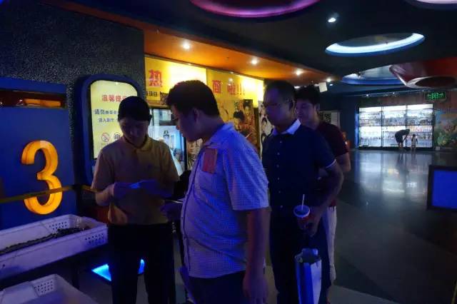 電影馬上開始，排隊(duì)入場嘍