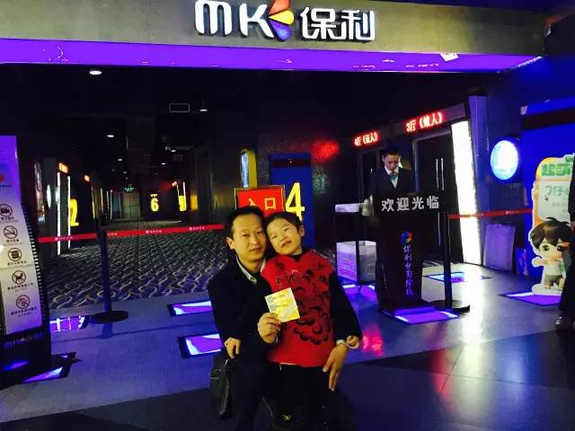 再來看兩個萌娃，表情都好有戲！