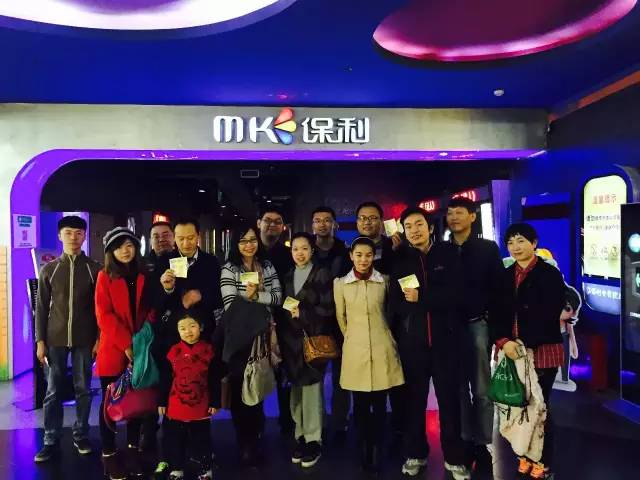 來張“全家?！?，人齊了，我們準(zhǔn)備進(jìn)場嘍