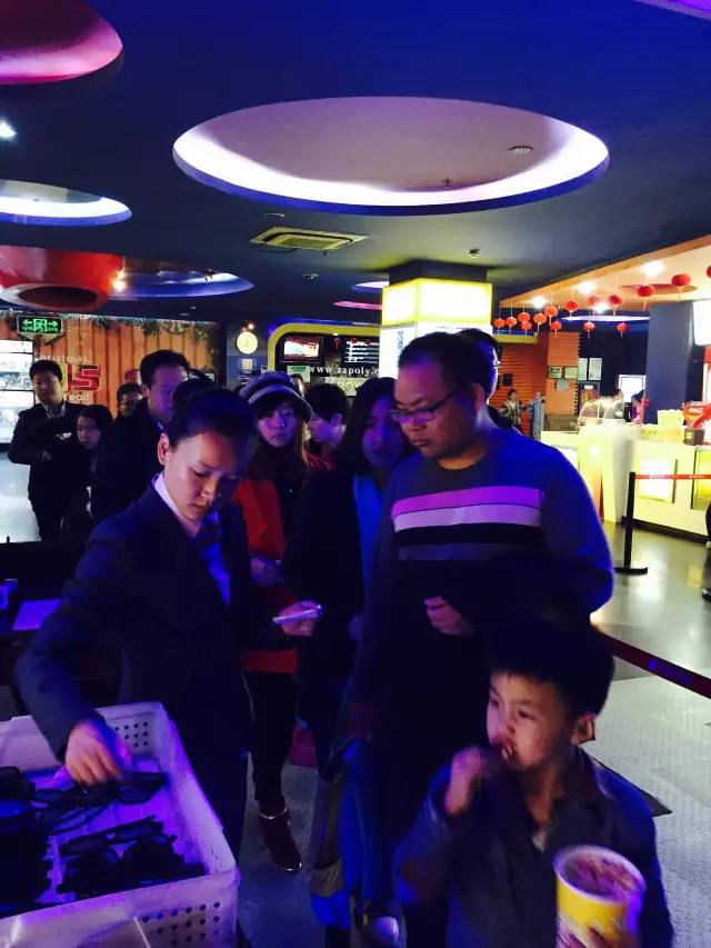 小朋友吃的好香??！爆米花和電影真是絕配喲