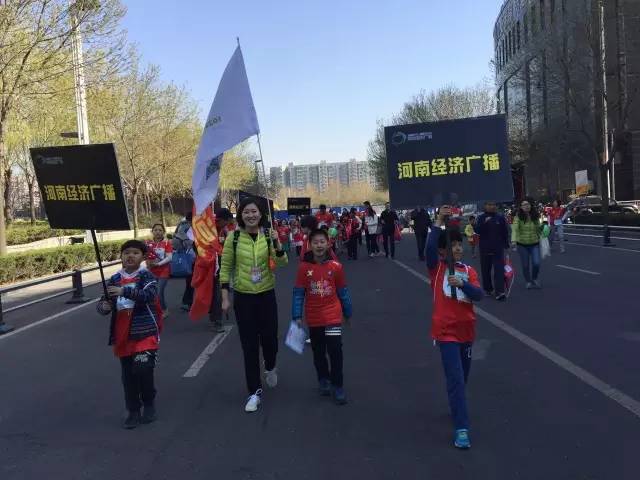 出發(fā)啦！小朋友和大朋友們昂首闊步向賽場邁進(jìn)！