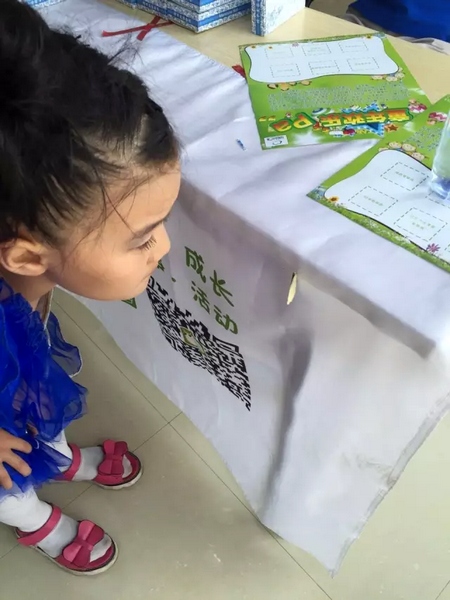 一只蝴蝶飛到小蝸牛的旗子上，小朋友看得入神啦~