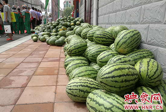 經(jīng)濟(jì)廣播工作人員和愛心企業(yè)給正在忙碌的環(huán)衛(wèi)工人、交警等送去一萬六千多斤西瓜和近百提礦泉水。