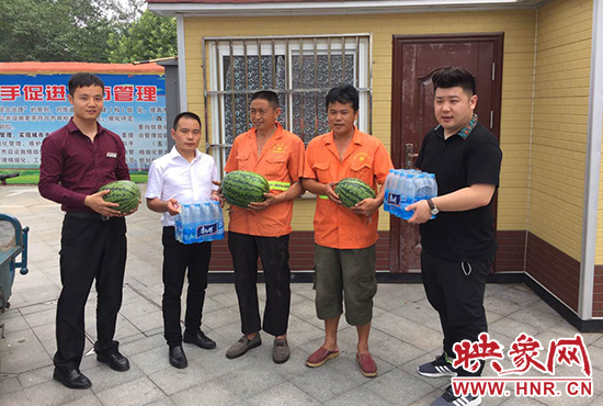 經(jīng)濟(jì)廣播工作人員和愛心企業(yè)給正在忙碌的環(huán)衛(wèi)工人、交警和協(xié)警等送去了一萬六千多斤西瓜和近百提礦泉水。