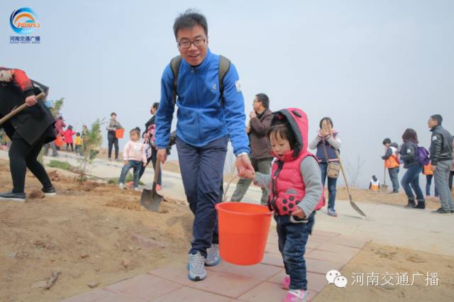 爸比爸比，你會(huì)種小樹(shù)嗎？我來(lái)教你吧~