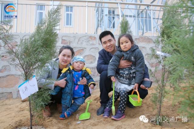 一家四口，一起種下我們的小樹(shù)，和寶貝兒們一起茁壯成長(zhǎng)！