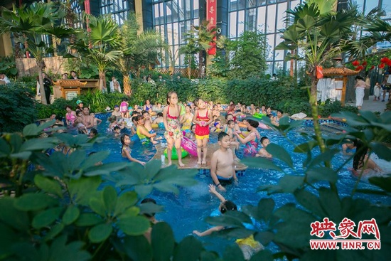 又開始過夏天的孩子們，在溫潤的泉水里放任天性。