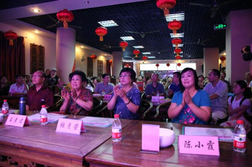 我省著名豫劇表演藝術家素君（左2）、常香玉弟子、國家一級演員張月榮（右2）