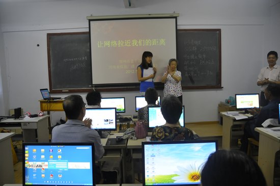 擁有18萬粉絲的網(wǎng)絡(luò)紅人、78歲的QQ奶奶張秀麗也來到網(wǎng)絡(luò)課堂