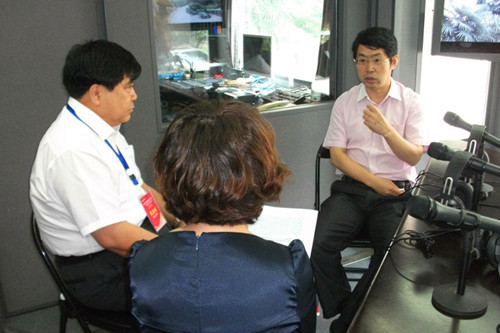 直播前的北京安貞醫(yī)院副院長周生來（右１）、大慶油田總醫(yī)院集團(tuán)總經(jīng)理劉湘彬（左１）