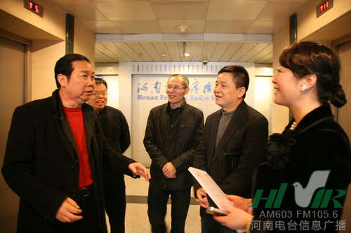 主持人周迪向李樹(shù)建贈(zèng)送信息廣播2013臺(tái)歷