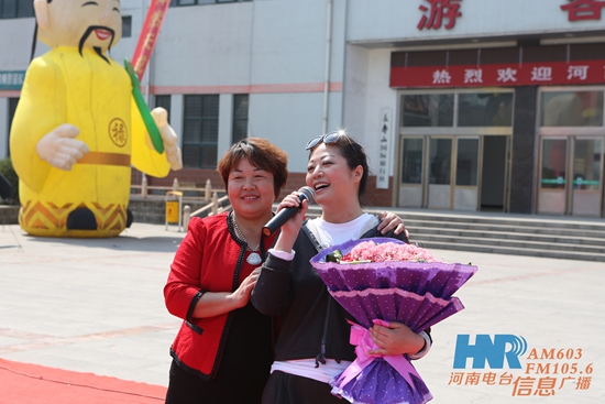 長(zhǎng)壽山景區(qū)董事長(zhǎng)、總經(jīng)理孫春花與主持人周迪