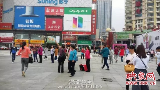 他們從四面八方匯集到二七塔下，由行走路人一下變成了一支舞蹈隊(duì)，跳起了節(jié)奏歡快、時(shí)尚動(dòng)感的舞蹈。