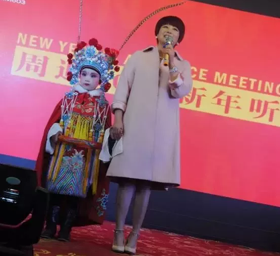 盛裝亮相的小戲迷，周迪的節(jié)目影響了一代又一代人