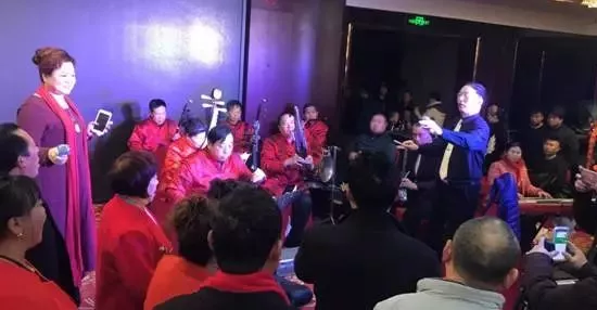 現(xiàn)場(chǎng)的樂隊(duì)老師也是咱的戲迷朋友，為了周迪的見面會(huì)今天累也開心