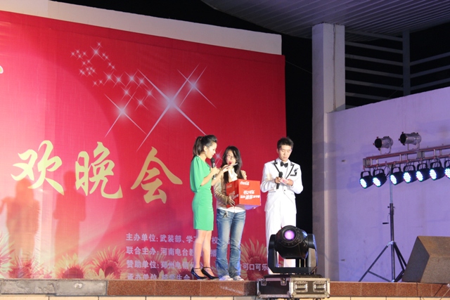 教育廣播女主播葉子現(xiàn)身晚會(huì)，全場沸騰