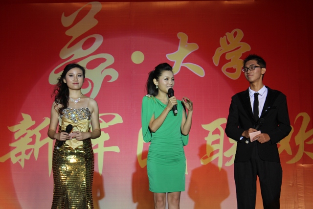 教育廣播女主播葉子現(xiàn)身晚會(huì)，與學(xué)生同臺(tái)主持