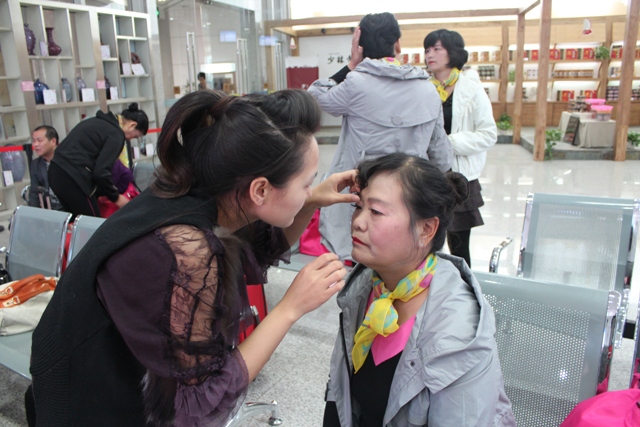 活動開始前，教育廣播女主播幫參與活動演出的老人化妝