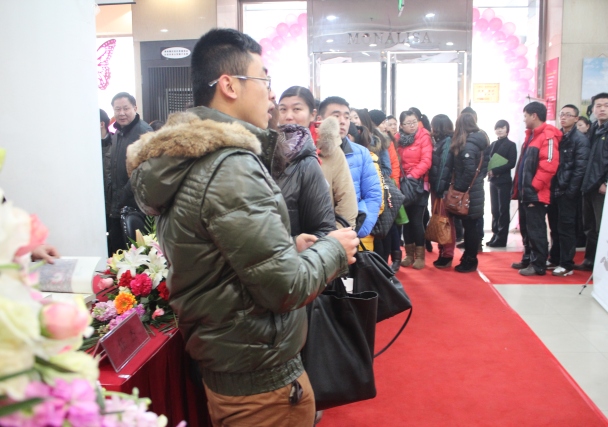 聽(tīng)眾排起長(zhǎng)隊(duì)等待簽售 聽(tīng)眾排起長(zhǎng)隊(duì)等待簽售