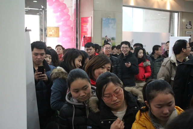 聽(tīng)眾排隊(duì)等待 聽(tīng)眾排隊(duì)等待