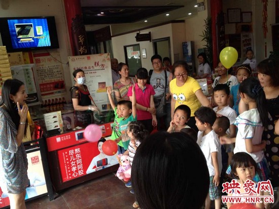 活動開始前，1066城市之聲的主持人跟孩子們進行現(xiàn)場互動。