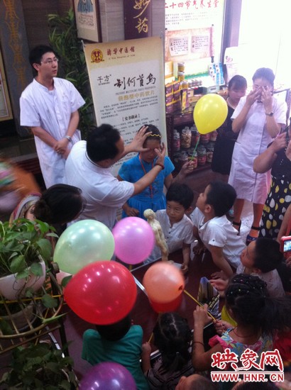 活動開始了，濟華中醫(yī)館的保健按摩專家李老師為大家講解如何有效預(yù)防青少年近視。