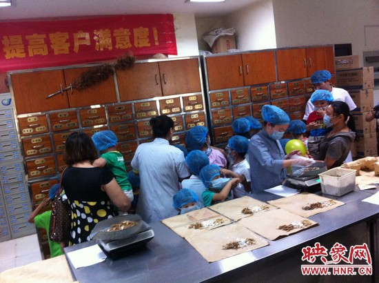 　　接下來，要進入到有中醫(yī)“博物館”之稱的中藥房去探秘啦！藥房那些小抽屜里面裝的是什么？孩子們很好奇