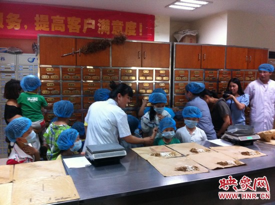 咦，藥房里的叔叔阿姨他們從小抽屜里拿出的藥又是什么？這些中藥放在一起有什么功效呢？