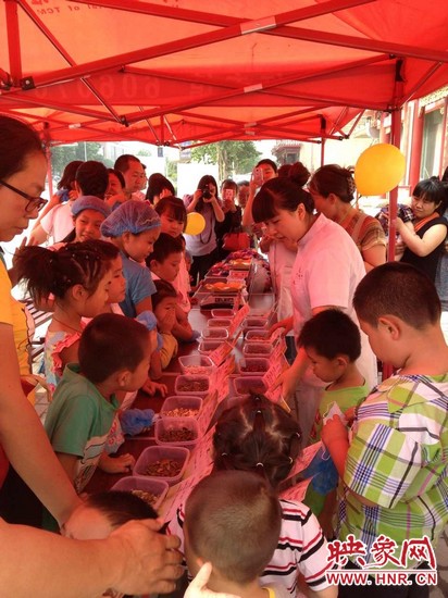 為了不影響中藥房里藥劑師正常工作，我們把孩子們在認中藥和裝香囊的兩個環(huán)節(jié)搬到了室外